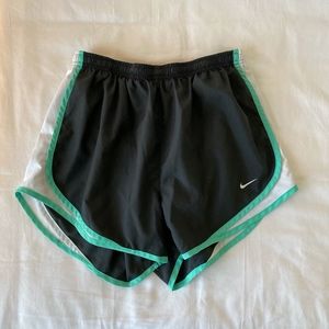LAST 1️⃣ Nike Women’s Tempo Running Shorts M EUC